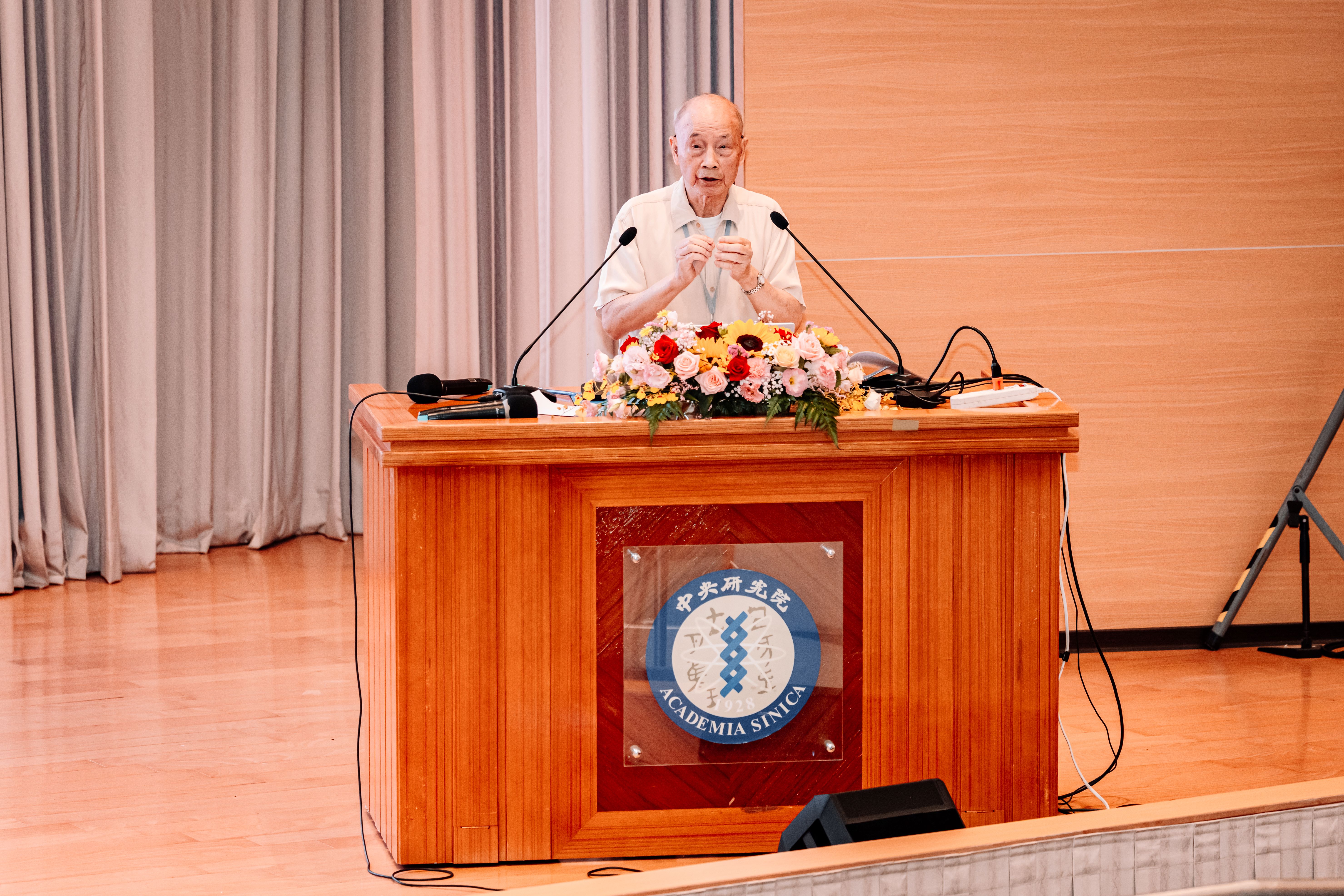 Li Jen-Kuei is delivering a keynote speech.Photo credit Academia Sinica